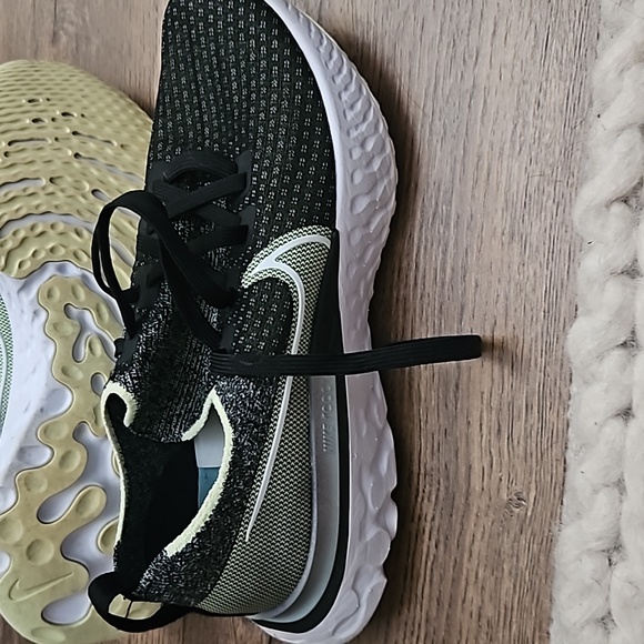 Nike womens infinity react black yellow and green size 8.5 - Picture 3 of 6
